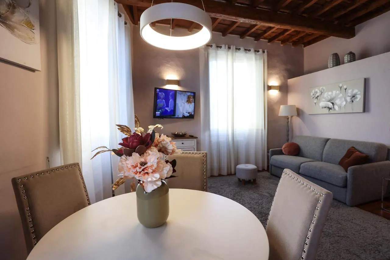 Apartment Santo Spirito - Elegante Appartamento In Pieno Centro Florence